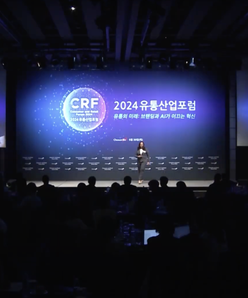 Suzanne Knight, Keynote Speaker and Strategic Advisor, Speaking on a stage about accelerating change and using AI to maximize results